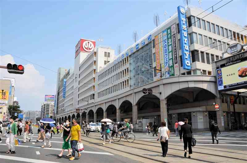 ６月22日に開業70周年を迎える鶴屋百貨店。増改築を重ねて現在の姿となった＝5月25日、熊本市中央区