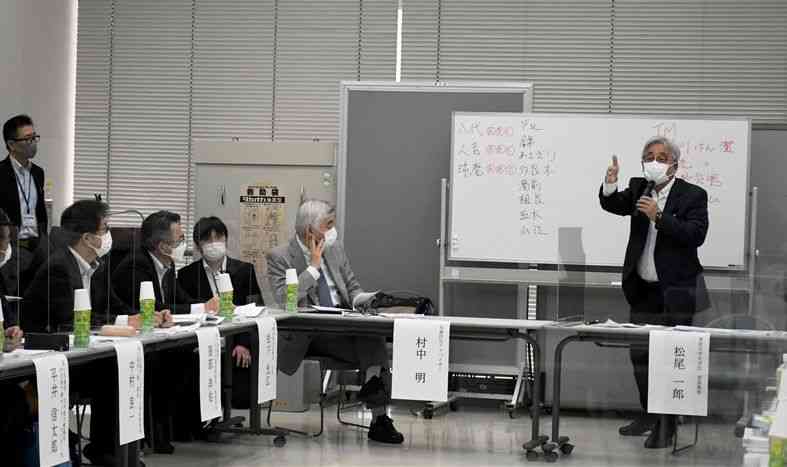 「球磨川流域タイムライン」の本年度初会合で、流域自治体の防災担当者や国、県の関係部署などが議論した検討会＝5月16日、八代市