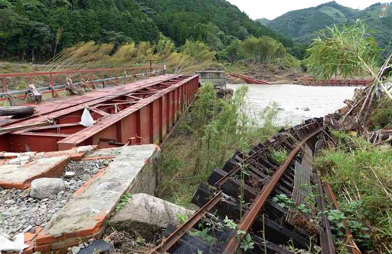 流失したJR肥薩線の第二球磨川橋梁。復旧費は単独で61億円と見込まれている＝2020年8月11日、球磨村渡（小野宏明）