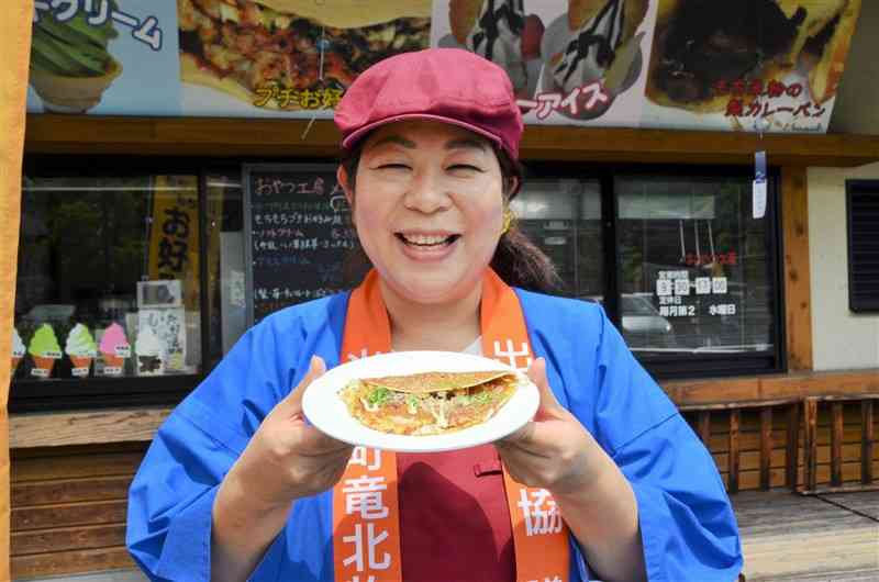 氷川町特産のもち粉を使った「プチお好み焼き」を発案した蜂須景子さん＝同町