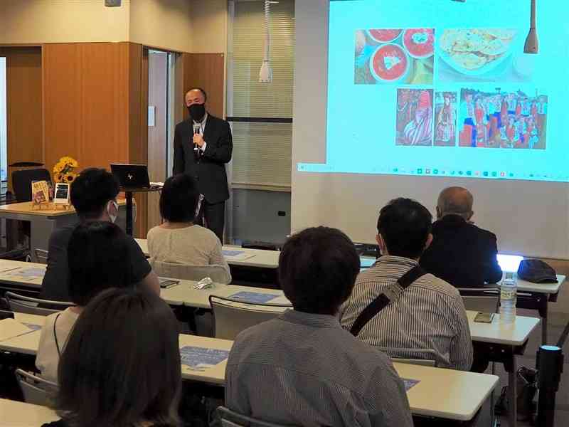 ウクライナの歴史や文化について話す日本ハリストス正教会九州管区司祭の水野宏さん（写真奥）＝熊本市中央区