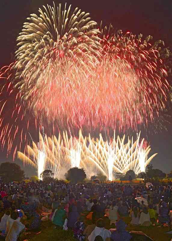 1万発を超える花火が夜空を彩った2019年8月の江津湖花火大会＝熊本市東区（小野宏明）