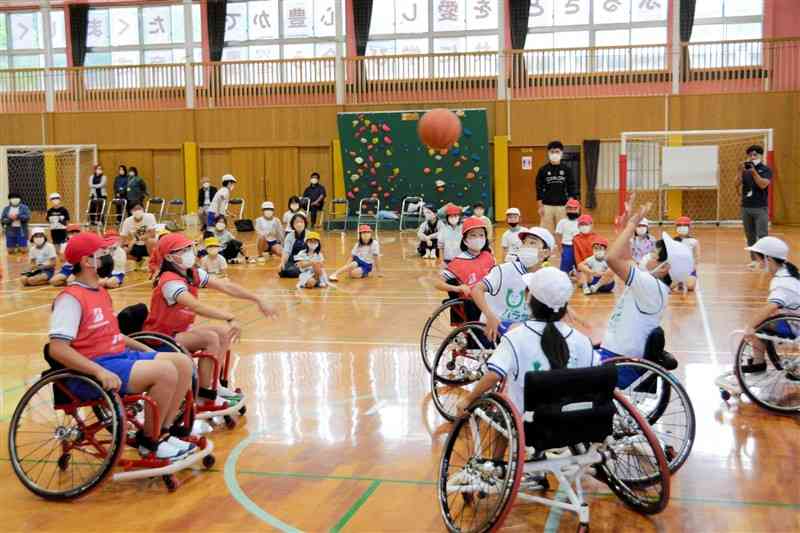 車いすバスケに挑戦する渡小の児童ら＝球磨村