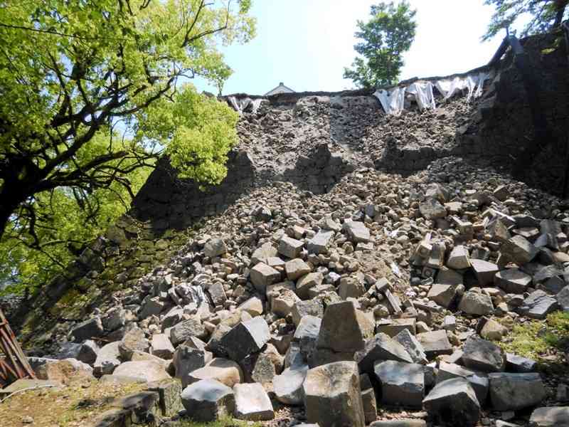 復旧設計が1年遅れることになった熊本城本丸御殿周辺の石垣＝2016年4月（熊本市提供）