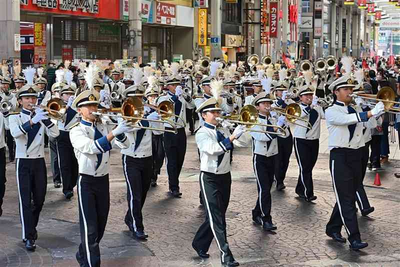3年ぶりに開催された県高校総合文化祭パレードで、息の合った演奏を披露する熊本工のマーチングバンド＝2日午後、熊本市中央区（石本智）