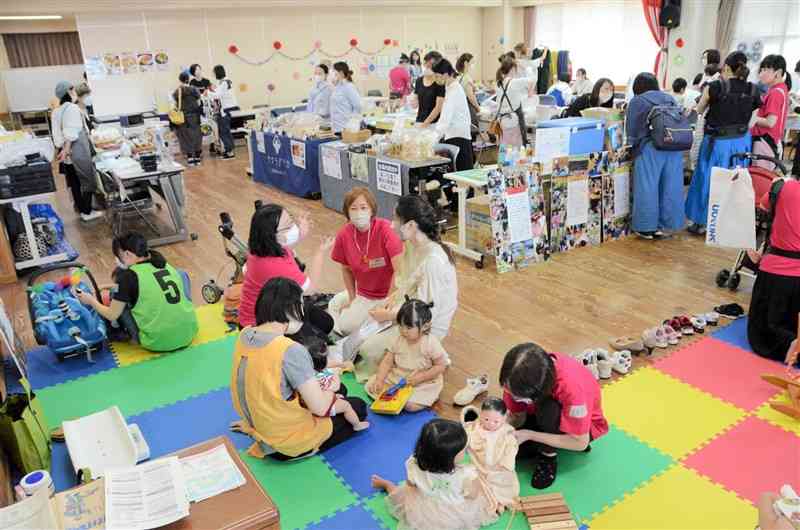 多くの親子連れでにぎわった「おいでよmoyaiフェスタ」＝熊本市南区