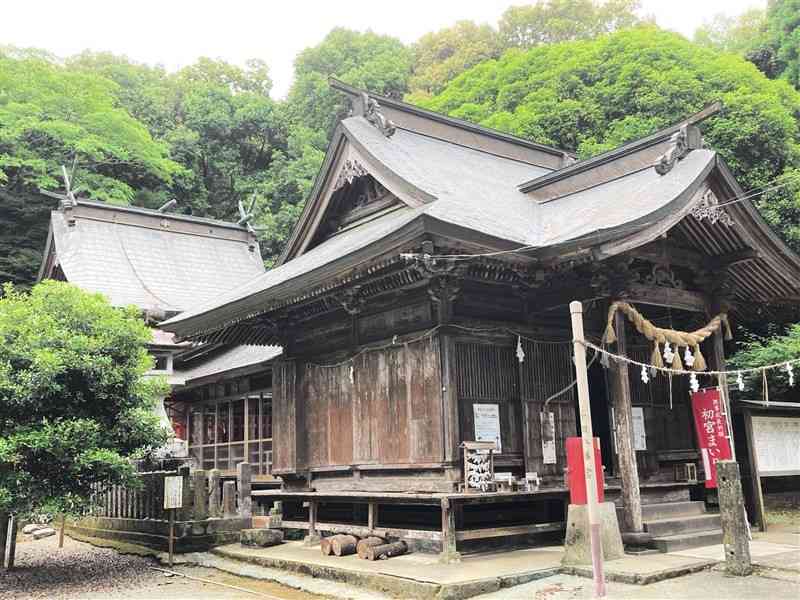 パワースポットとしても話題の千田聖母八幡宮。手前が拝殿で奥が神殿