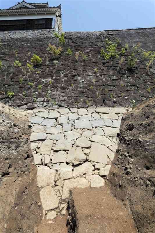 宇土櫓西側の空堀で実施した発掘調査で、地下約4メートルまで石垣が続いていることが確認された（白くなっている部分）＝2日、熊本市中央区（同市提供）