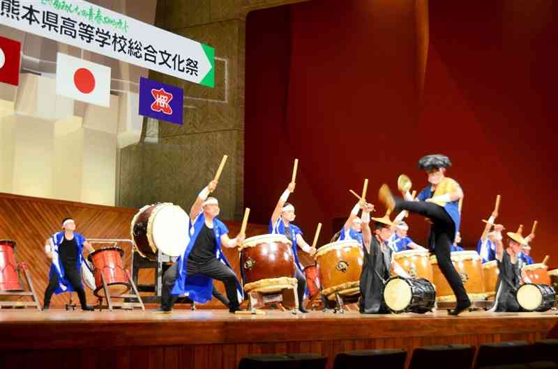 県高校総合文化祭の総合開会式で「まつり妙見」を演奏した秀岳館高の生徒ら＝熊本市中央区