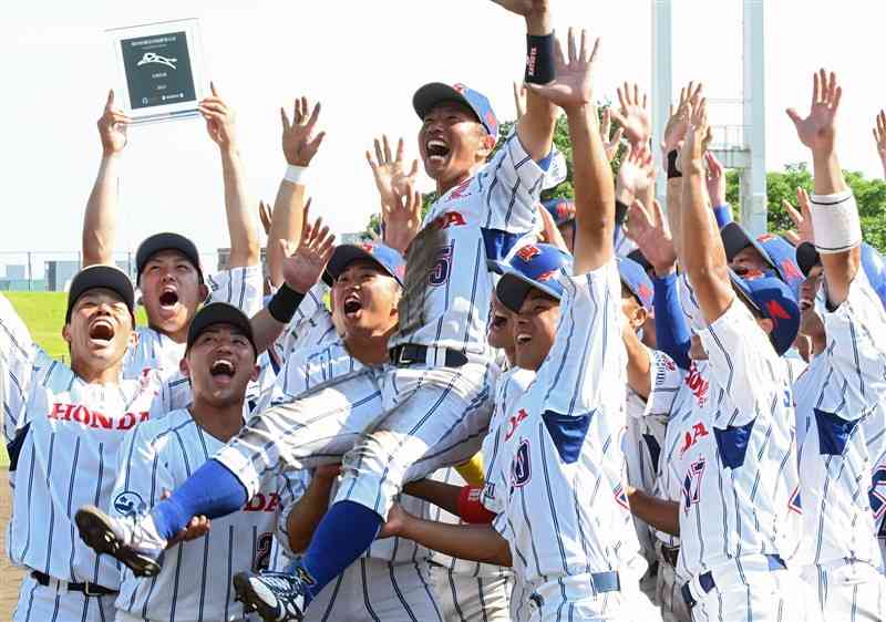 第1代表に決まり、川嶋主将を胴上げするホンダ熊本の選手ら＝リブワーク藤崎台