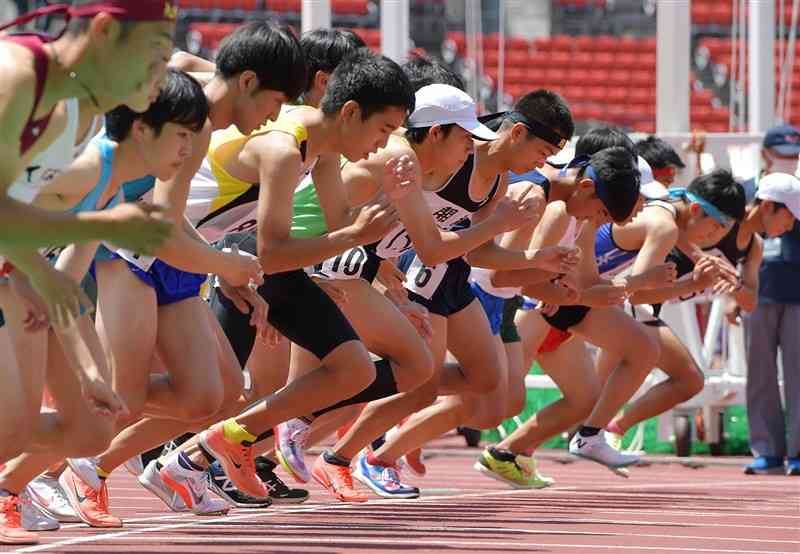 陸上男子1500メートル予選で一斉にスタートする選手たち＝3日午後、熊本市東区のえがお健康スタジアム（後藤仁孝）