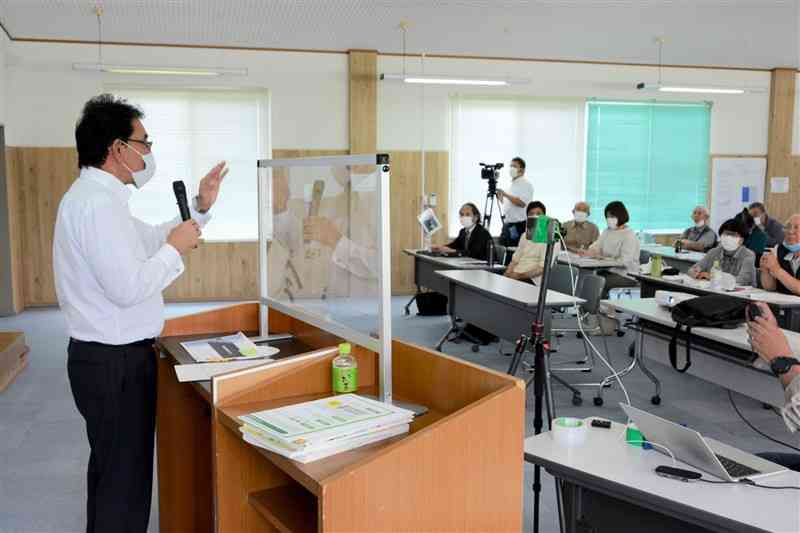 不知火海・球磨川流域圏学会の研究発表会で講演する内山慶治村長＝山江村