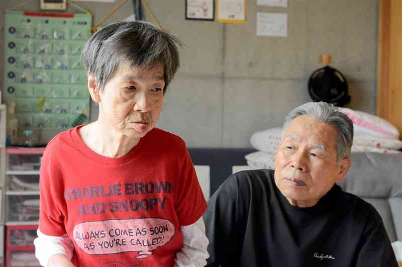 自宅で過ごす田中実子さん（左）。義兄の下田良雄さんは、水俣病を伝える存在であり続けてほしいと願っている＝5月、水俣市