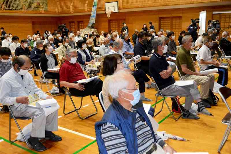 流水型ダムと村の振興に関する県の説明を聞く村民ら＝5日、五木村