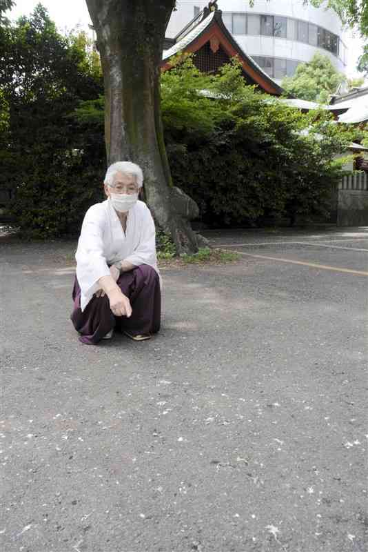 ムクドリのふん被害に悩まされている手取天満宮の臼杵和孝宮司＝熊本市中央区