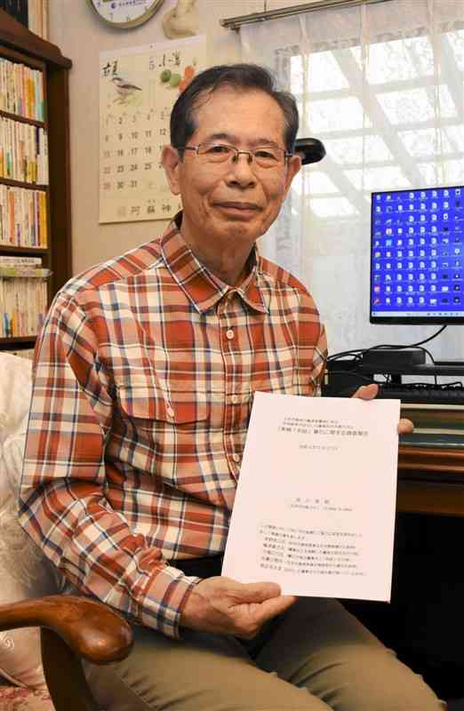 玉名市の集団自決の地に残る墓の調査報告書をまとめた宮川英明さん＝同市