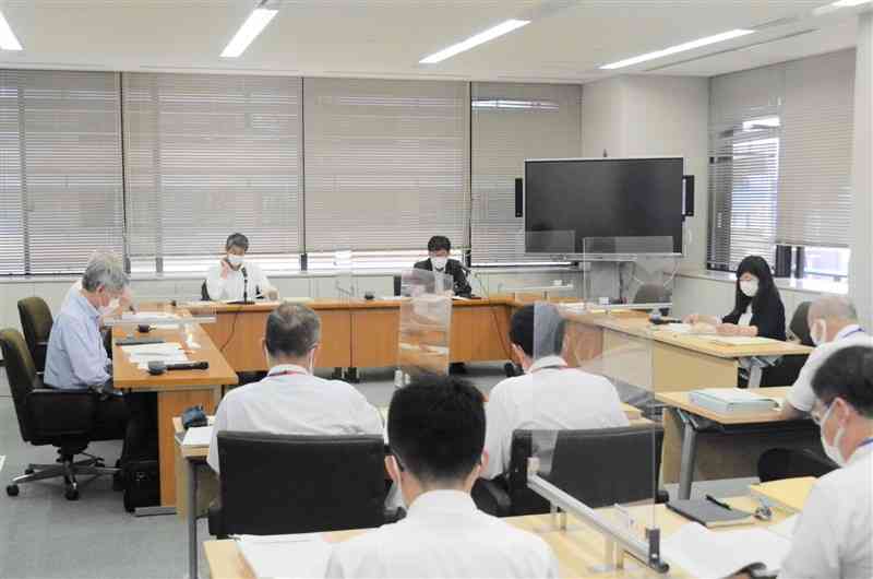 外国語（英語）を県立中入試の適性検査に加えることを決めた県教委定例会＝6日、県庁