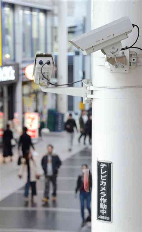 熊本市の繁華街にある防犯カメラ。近年は住宅街にも普及した