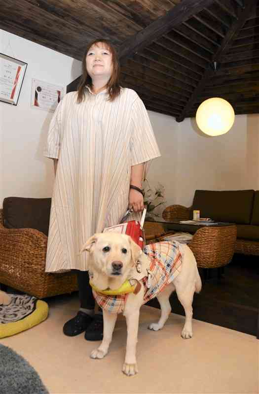 盲導犬「ヤファ」と共に暮らしている藤川舞さん＝熊本市東区