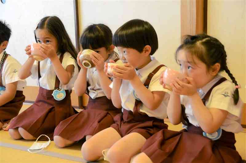 茶道体験でお茶を味わう東海大付属かもめ幼稚園の園児ら＝熊本市東区