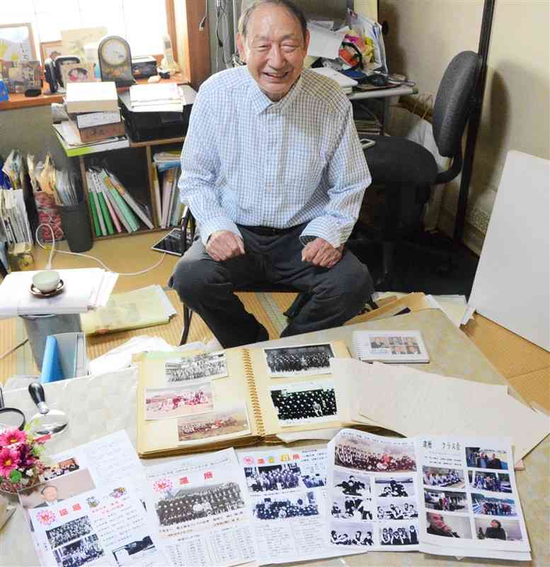 45年前に中学校を卒業した教え子の還暦祝いに、当時の作文や写真を贈り続けている藏原久光さん＝熊本市中央区