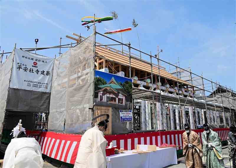 12月の完成を目指す粟嶋神社神楽殿＝宇土市