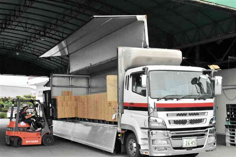 熊本交通運輸では、グループ全体で保有するトラックの燃料代が、1年で1億8800万円増加した＝益城町
