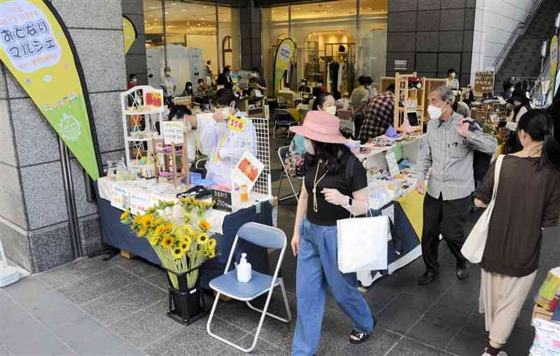 手作りの農産物や加工食品を販売する「おとなりマルシェ」＝熊本市中央区