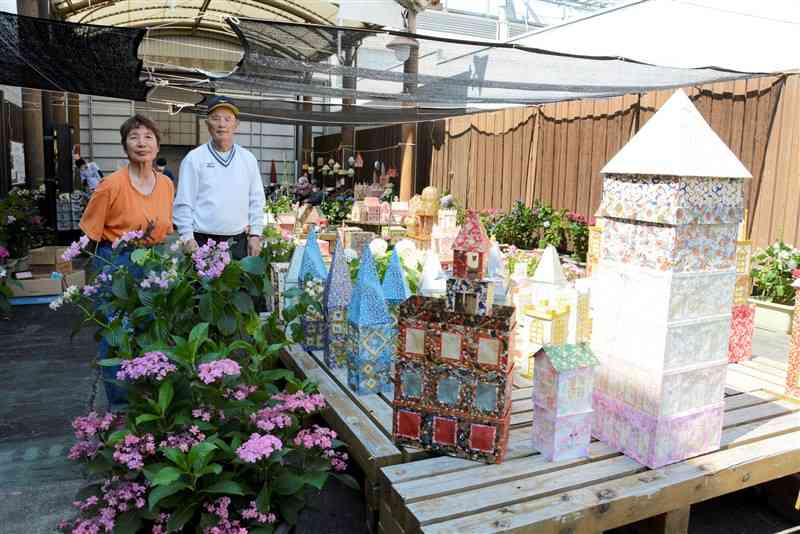 紫陽花祭りを開いた出田順子さん（左）と夫誠二さん＝八代市