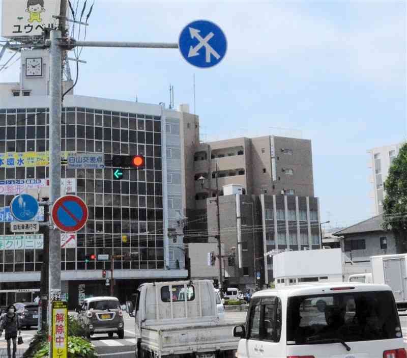 明午橋通りの白山交差点付近にある道路標識（中央上）。白山通り方面には進行できない＝熊本市中央区