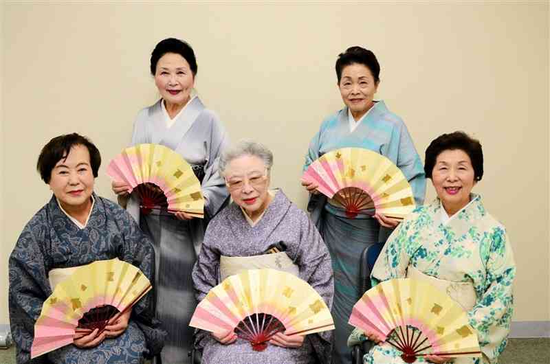 扇まつりを開く日本舞踊協会県支部の役員。前列中央は藤間富士齋支部長＝熊本市中央区の熊日本社