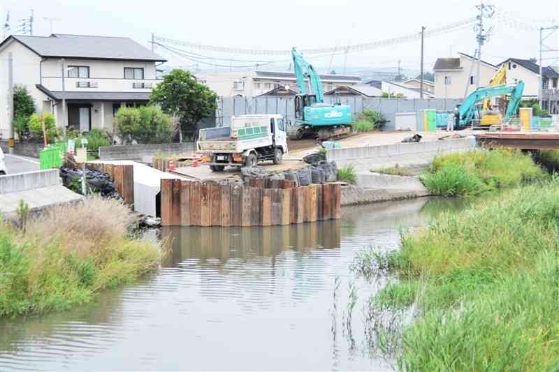 浸水対策のため、排水ポンプ場の造成工事が行われている現場。手前を流れるのは秋津川＝益城町