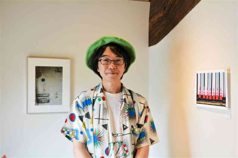 なかお画廊で写真展「夢ノ記号」を開いている岡松トモキさん＝熊本市東区