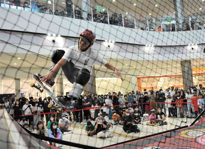 スケートボードコンテストで、華麗な技を繰り出す松本雪聖さん＝嘉島町