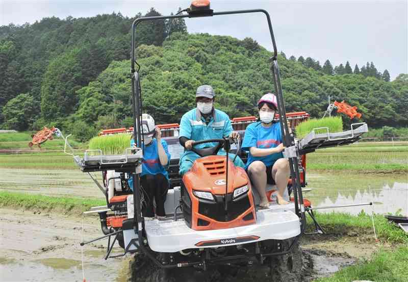 田植え機に乗車した尚絅大生＝湯前町