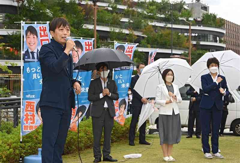 参院選の総決起集会で演説する出口慎太郎氏（左）。右端は立憲民主党の西村智奈美幹事長＝11日、熊本市中央区（小野宏明）