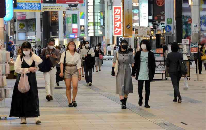 マスク姿の若者が目立つ下通アーケード＝7日、熊本市中央区