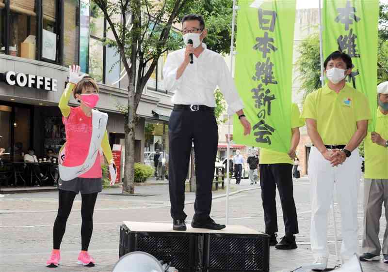 街頭演説する日本維新の会の松井一郎代表（右）と、参院選比例代表に出馬予定の松野明美氏＝12日、熊本市中央区