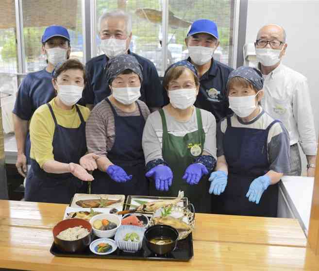 球磨川名物のアユ料理を提供する「食処さかもと鮎やな」のスタッフら＝八代市