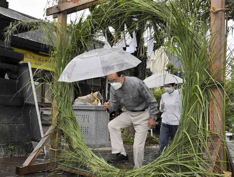 四山神社境内に設置された茅の輪＝荒尾市