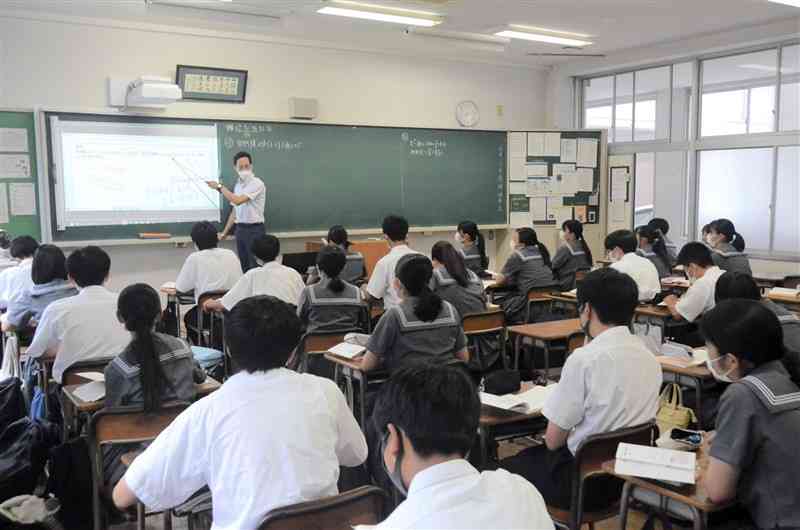朝課外を受ける済々黌高の生徒たち。来年度から全学年で廃止する＝13日午前7時40分過ぎ、熊本市中央区