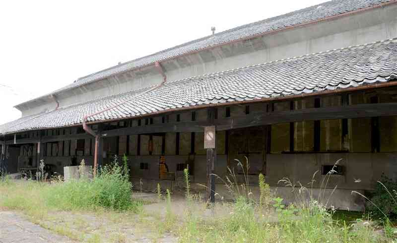 保存活用工事が進む国指定史跡「熊本藩川尻米蔵跡」。現在は立ち入り禁止になっている＝2014年、熊本市南区川尻