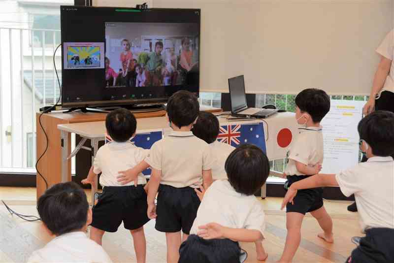 オーストラリアの園児を前に、ソーラン節を披露する第一幼稚園の園児ら＝熊本市中央区