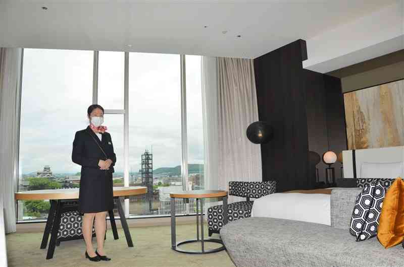 最上階の14階にあるスイートタイプの客室。約50平方メートルと広く、大きな窓から熊本城を展望できる＝15日、熊本市中央区