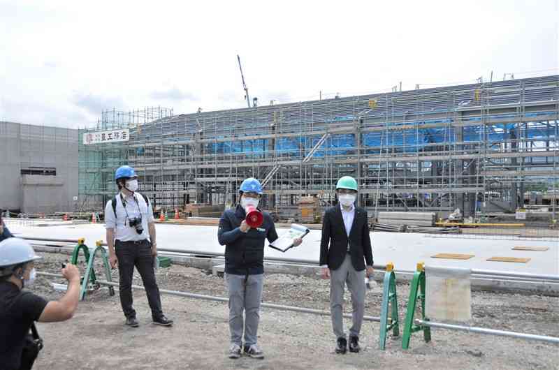 熊本空港の南側に建設中の東海大の「阿蘇くまもと臨空校舎」＝益城町