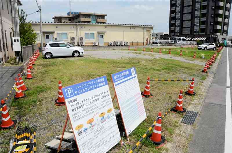 パークアンドライド実証実験中の植木町の駐車場＝熊本市北区