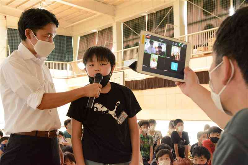 ウクライナの子どもたちにオンラインで質問する隈庄小の児童＝熊本市南区