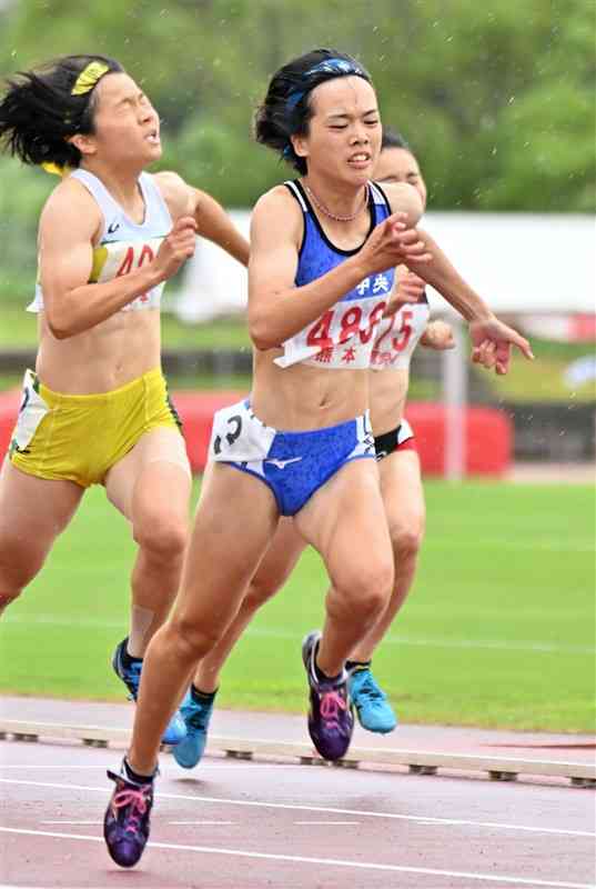 女子100メートルで優勝した山形愛羽（熊本中央）＝沖縄市陸上競技場