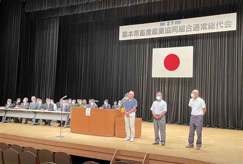 天草畜産農協との合併を承認した県畜産農協の通常総代会。合併後の役員として天草から3人を追加選任した＝18日、合志市