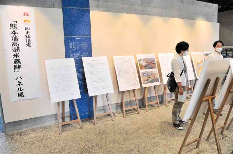 熊本藩高瀬米蔵跡の歴史的な価値を紹介する玉名市立歴史博物館のパネル展＝玉名市